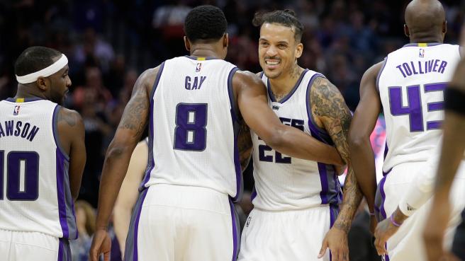 rudygay-matt-barnes-kings-twolves-oct29-2016-ap