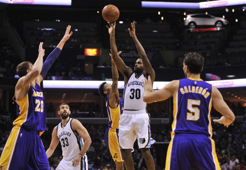 9721501-jose-calderon-timofey-mozgov-troy-daniels-nba-los-angeles-lakers-memphis-grizzlies-813x560