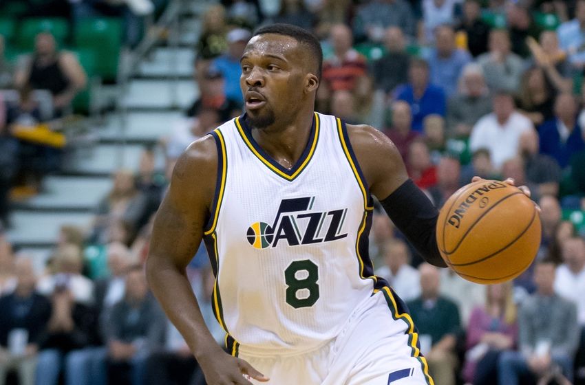 Apr 5, 2016; Salt Lake City, UT, USA; Utah Jazz guard Shelvin Mack (8) dribbles the ball during the first quarter against the San Antonio Spurs at Vivint Smart Home Arena. Mandatory Credit: Russ Isabella-USA TODAY Sports