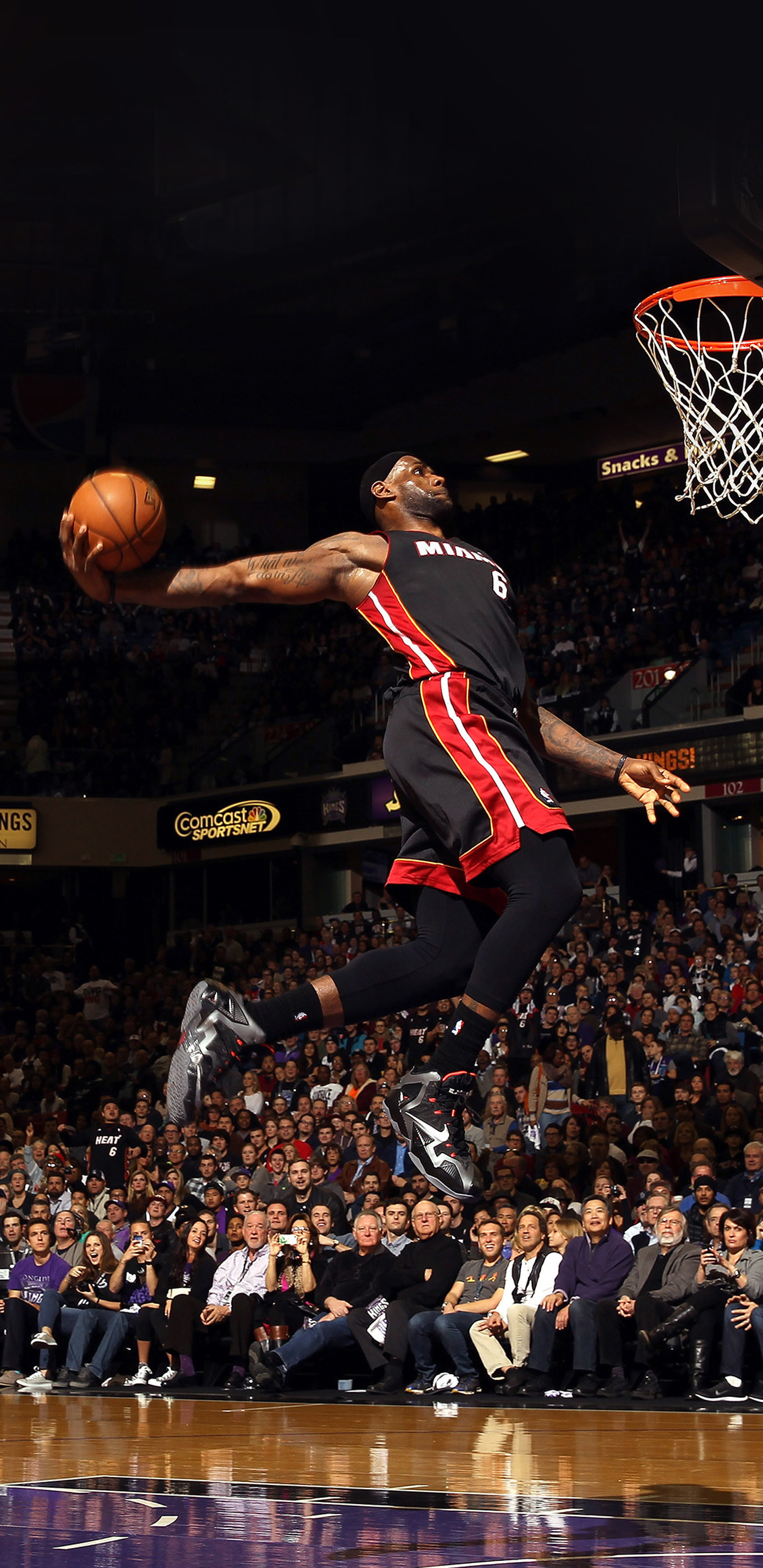 lebron james schiacciata